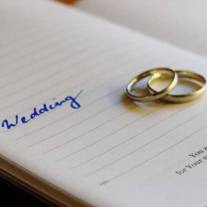Ariane Schätzle Hochzeitsrednerin - Eheringe auf Terminbuch