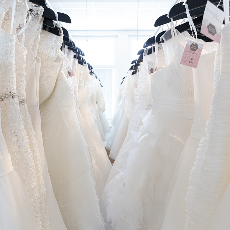 Hängende Brautkleider, Weiß